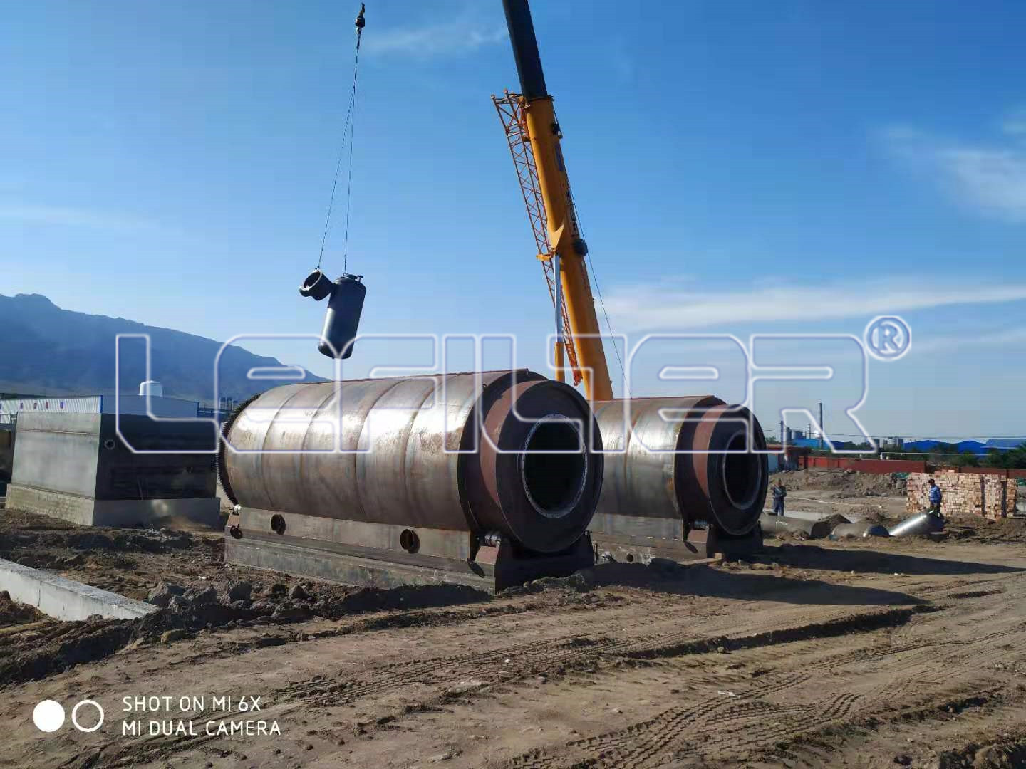 寧夏地區順利發貨4臺10噸廢輪胎煉油設備